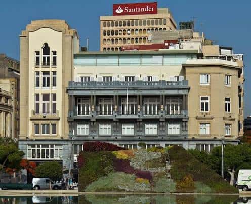Vista exterior del Casino de Santa Cruz con su fachada neoclásica y jardín floral