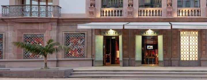 Entrada principal del Casino de Santa Cruz con toldos y detalles arquitectónicos
