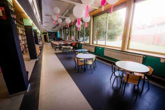 Sala de lectura con mesas redondas y decoración festiva