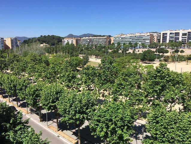 Vista panorámica del Recinte Firal del Parc Central en Mataró durante el día, mostrando zonas verdes y espacios abiertos ideales para eventos