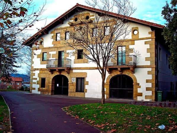Fachada principal del Gazteleku Martindozenea con arquitectura tradicional vasca