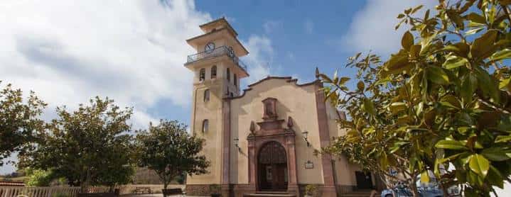 Vista exterior de la Ermita de Nuestra Señora de la Esperanza con su torre campanario y fachada principal