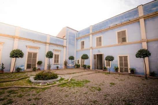 Patio interior de Casa Canals con jardines y arquitectura azul
