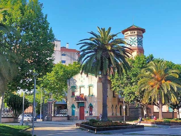Vista general del parque con palmeras y torre decorativa