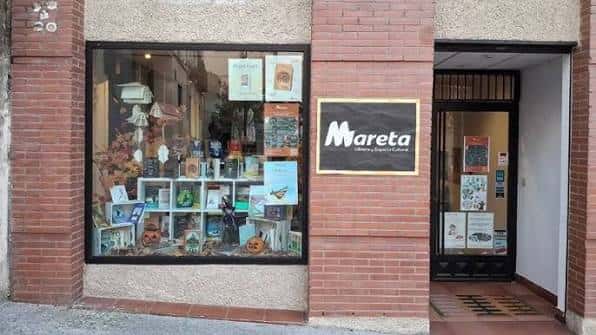 Fachada de la librería Mareta con escaparate decorado y letrero visible