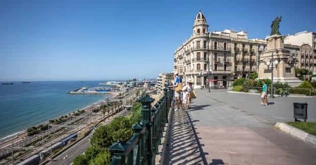 Vista panorámica del Balcó del Mediterrani con el puerto y el mar al fondo