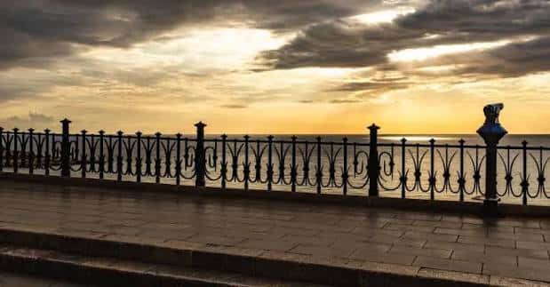 Atardecer sobre el Balcó del Mediterrani con el mar y el cielo dorado