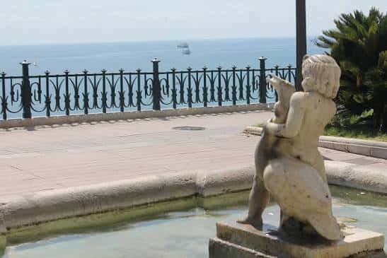 Detalle de la estatua y la fuente en el Balcó del Mediterrani