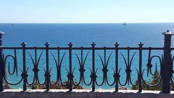Vista del mar desde el Balcó del Mediterrani con barcos en el horizonte