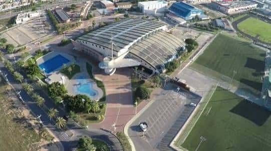 Vista aérea de la Ciudad Deportiva de Torrevieja con piscina y campos deportivos