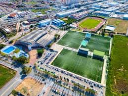 Panorámica de la Ciudad Deportiva de Torrevieja con campos de fútbol y estacionamiento