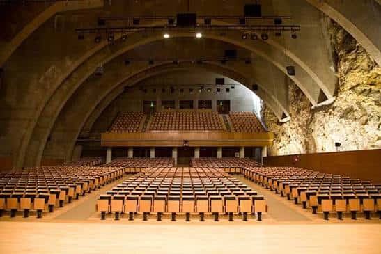 Interior del auditorio del Palau Firal i de Congressos con asientos y escenario