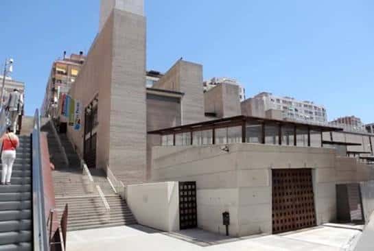 Vista exterior del Palau Firal i de Congressos de Tarragona con escaleras y fachada moderna
