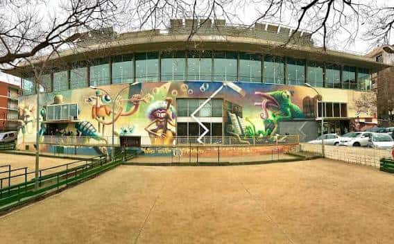 Vista exterior del Espai Jove Boca Nord con murales coloridos en la fachada