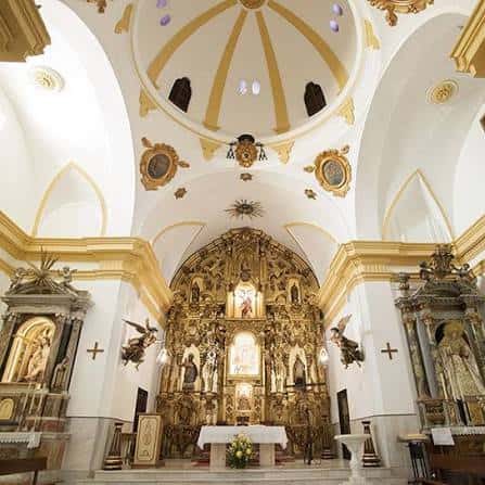 Interior de la Iglesia de San Telmo con retablo dorado y cúpula decorada