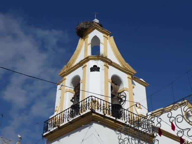 Torre campanario de la Iglesia de San Telmo con nido de cigüeña