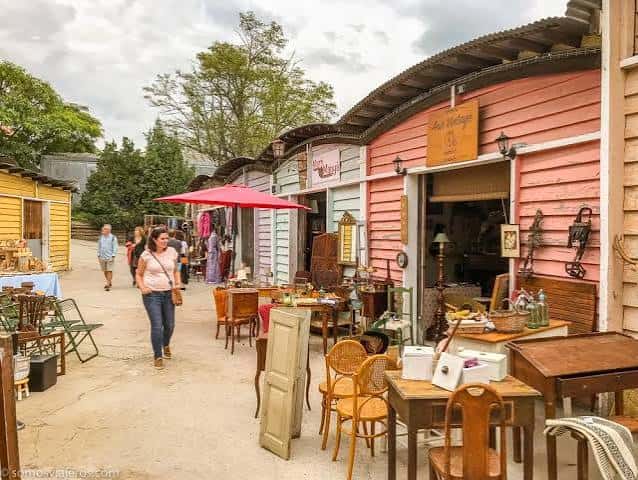 Vista exterior de los puestos de antigüedades y decoración vintage en Mercantic