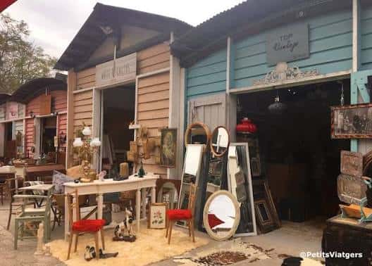 Puestos de antigüedades y decoración vintage en el exterior
