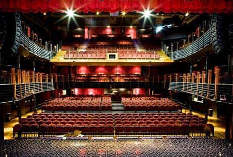 Interior del teatro Paral·lel 62 con iluminación escénica y butacas vacías