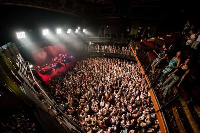 Vista aérea del teatro Paral·lel 62 lleno de público durante un evento