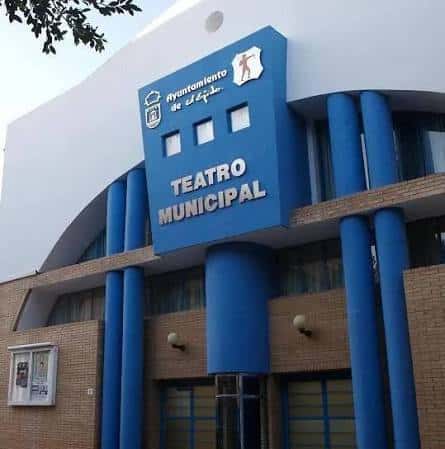 Detalle de la fachada con el letrero 'Teatro Municipal' y escudo del Ayuntamiento