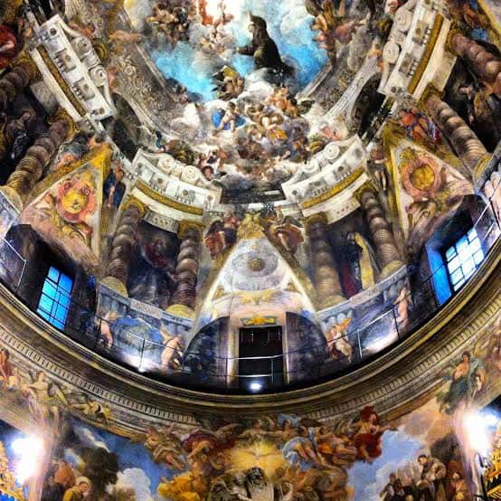 Detalle de la cúpula con pinturas al fresco y arquitectura barroca