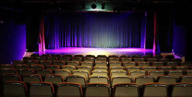 Escenario del Teatro Soho Club con cortinas y luces de escenario
