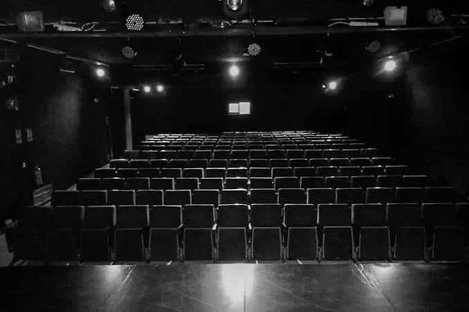 Vista en blanco y negro del auditorio del Teatro Soho Club
