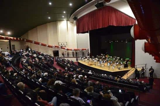 Interior del Auditorio Paco de Lucía con concierto en vivo y público sentado