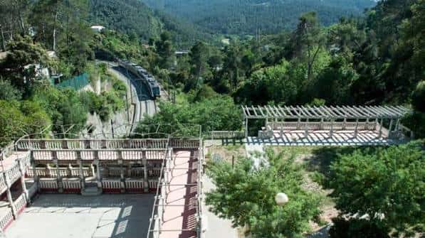 Vista panorámica de los exteriores del recinto, incluyendo el anfiteatro al aire libre y los jardines
