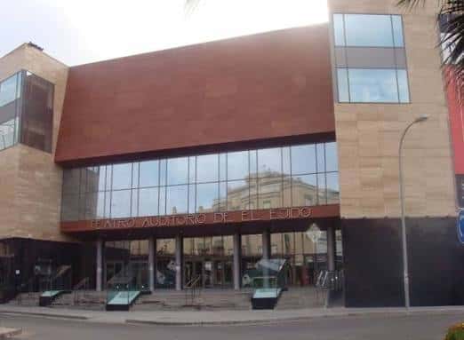 Fachada principal del Teatro Auditorio de El Ejido con letrero visible