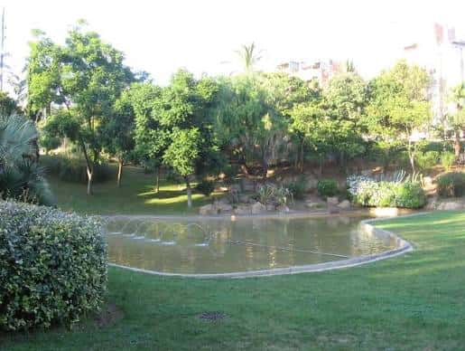 Vista del estanque con fuentes en el Parque de la Guineueta