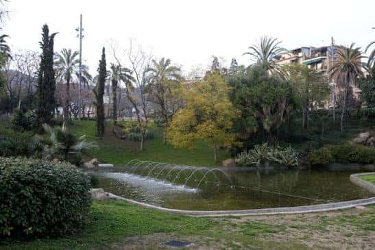 Estanque con fuentes y vegetación mediterránea en el parque