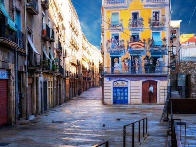 Vista panorámica de la Plaça dels Sedassos con edificios históricos y ambiente urbano