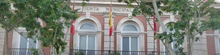 Fachada del Auditorio de la Plaza de Chamberí con banderas municipales