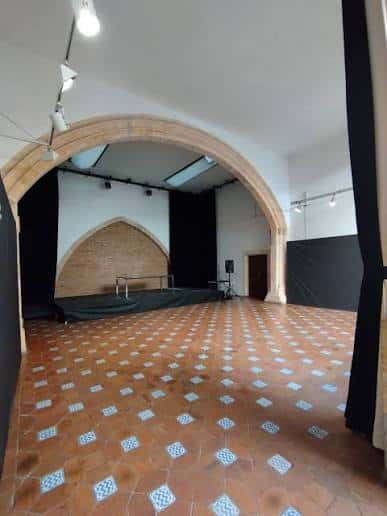 Sala de eventos con suelo de baldosas y arco de ladrillo