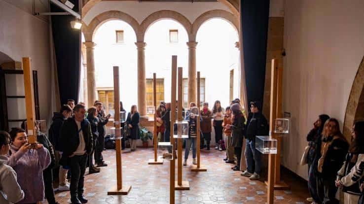 Exposición cultural en el patio con visitantes