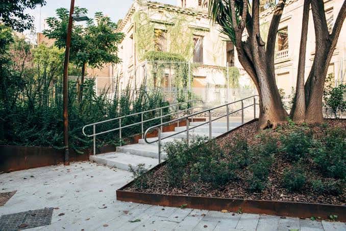 Vista de la rampa de acceso y escaleras en los Jardines de Can Ferrer