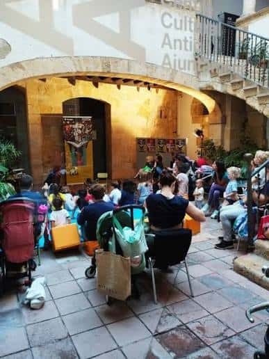 Evento al aire libre en el patio con público sentado