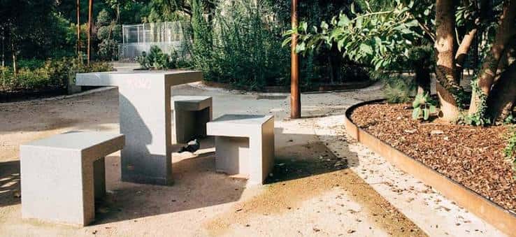 Estructura de hormigón y bancos en el interior de los jardines