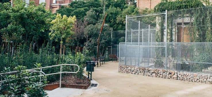 Sendero con vallas metálicas y vegetación en los Jardines de Can Ferrer