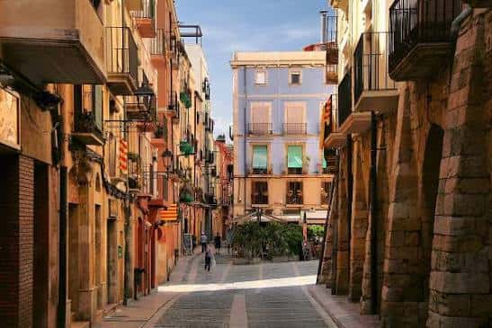 Plaza de les Cols con fachadas coloridas y ambiente urbano