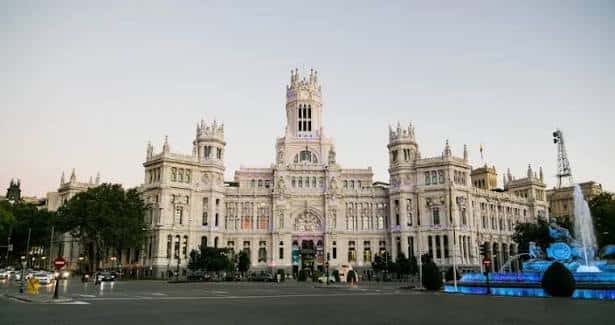 Vista exterior del CentroCentro en Madrid con fachada neoclásica y fuente decorativa al atardecer