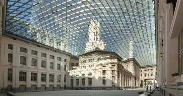 Interior del patio central del CentroCentro con cubierta de cristal y arquitectura histórica