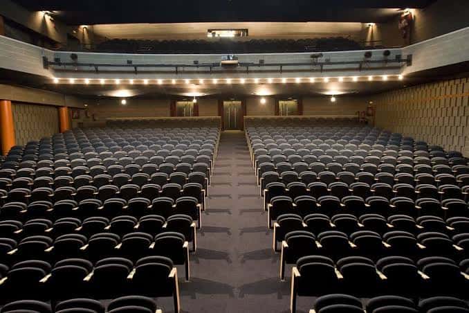 Interior del auditorio con butacas dispuestas en gradas y balcones