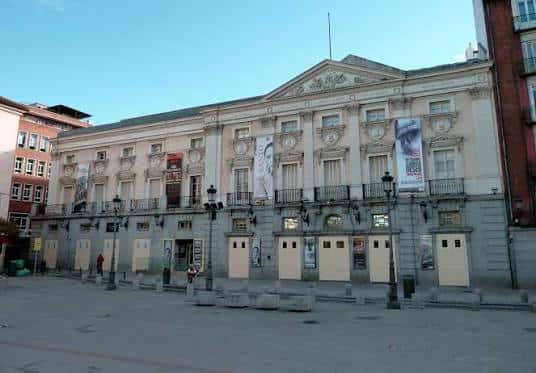 Vista exterior del Teatro Español en Madrid con su fachada neoclásica