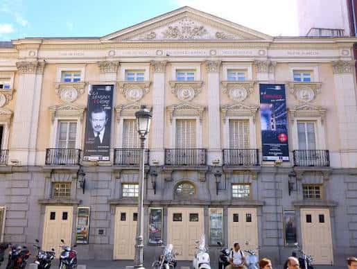 Fachada principal del Teatro Español con carteles de temporada