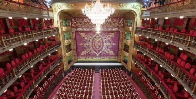 Interior del auditorio del Teatro Español con cortina de terciopelo y balcón dorado