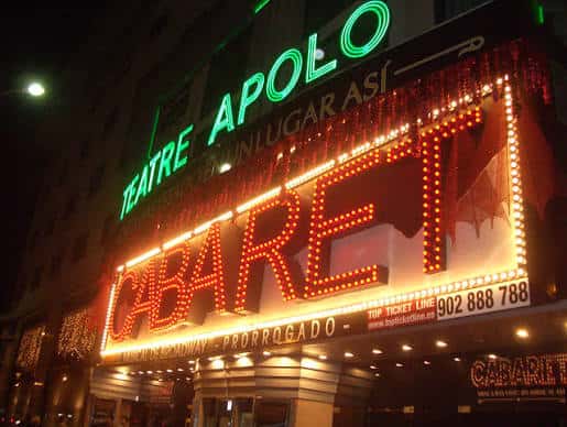 Fachada nocturna del Teatre Apolo con letrero de neón 'CABARET' iluminado