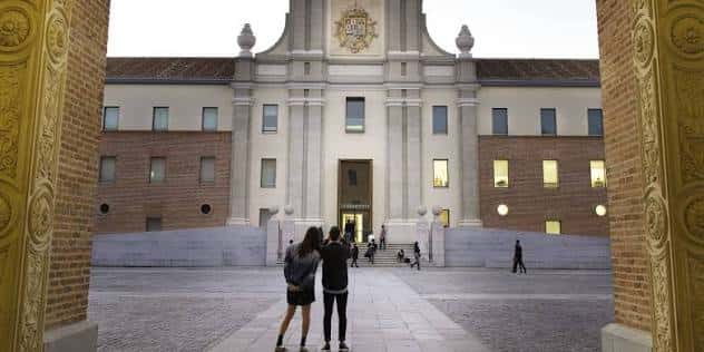 Fachada principal del Centro de Cultura Contemporánea Conde Duque con visitantes en la plaza